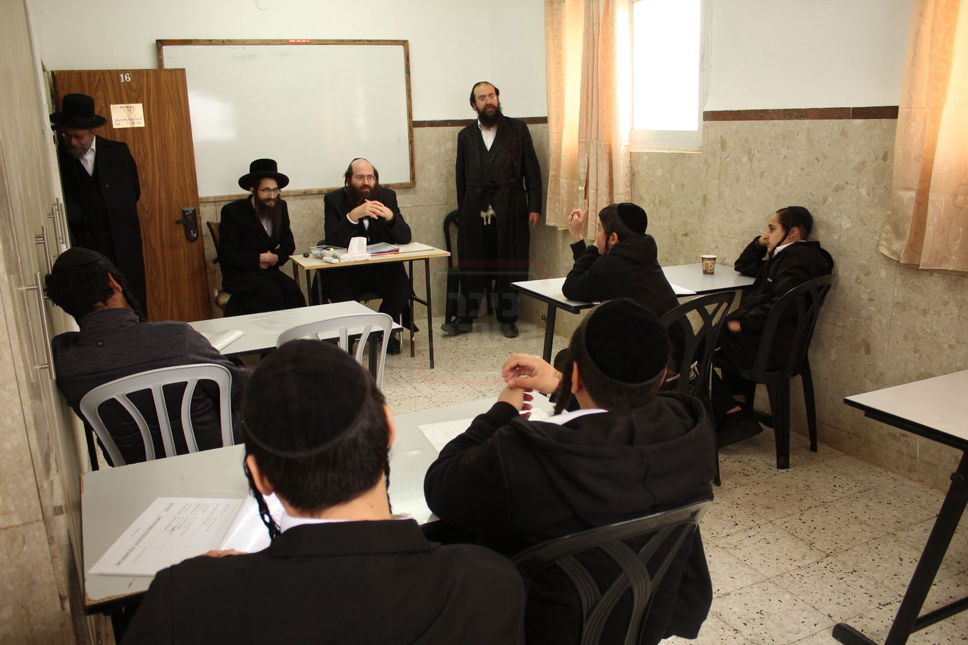 האדמו"ר מישועות יעקב סקולען בוחן תלמידים במירון