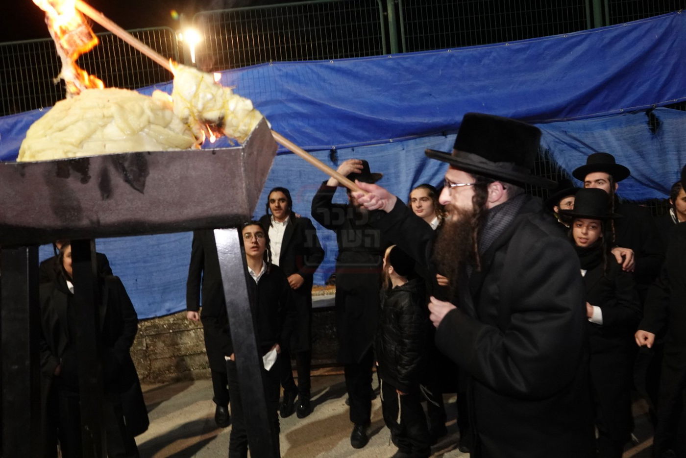 האדמו"ר מישועות יעקב סקולען בהדלקה במירון