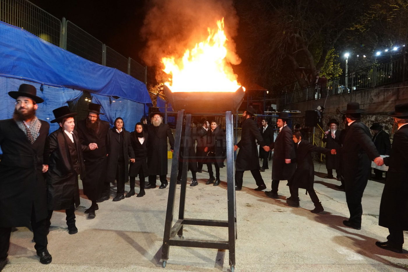 האדמו"ר מישועות יעקב סקולען בהדלקה במירון