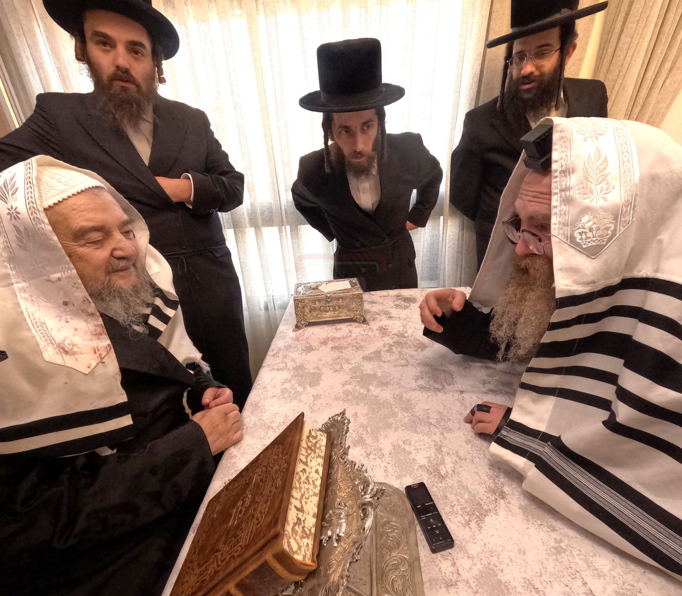 אב"ד אמונת ישראל בביקור אצל הגרי"מ שכטר 