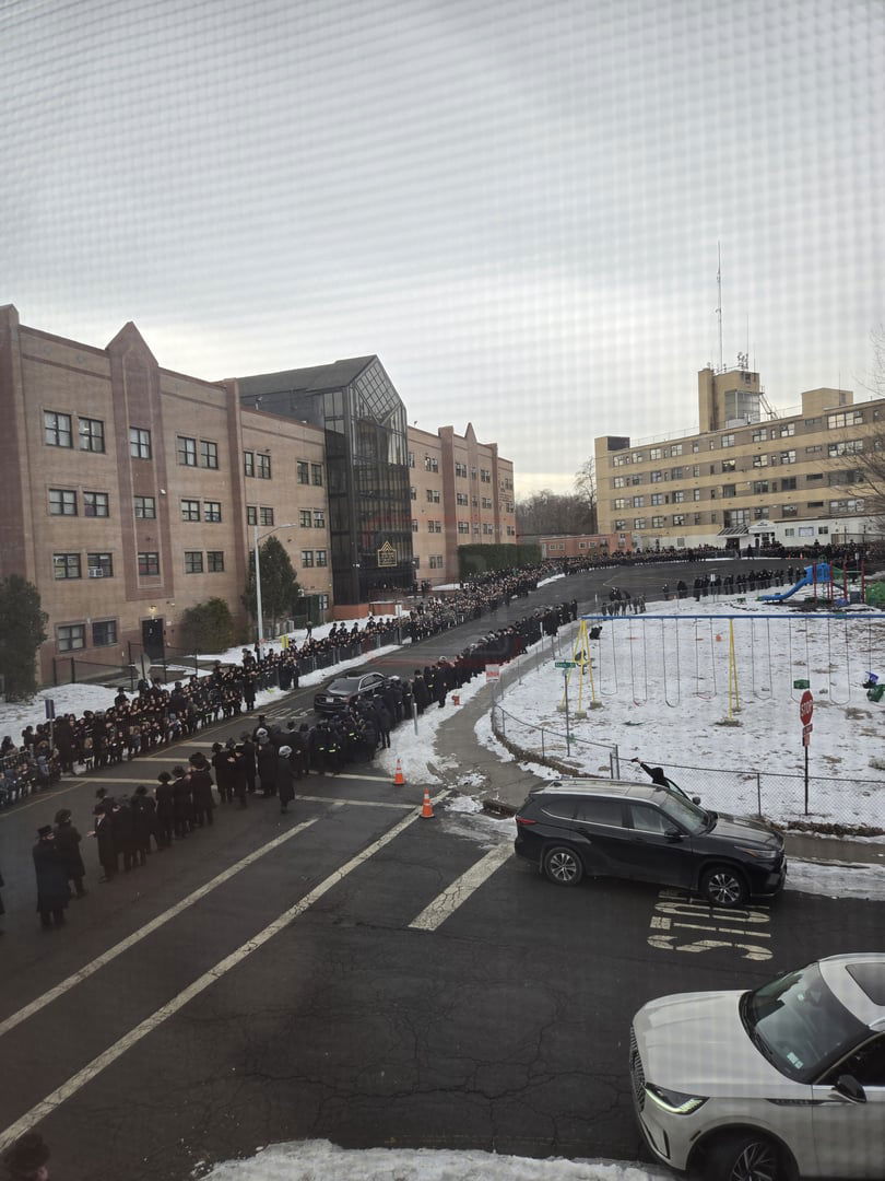 ילדי סקווירא מלווים את האדמו"ר 
