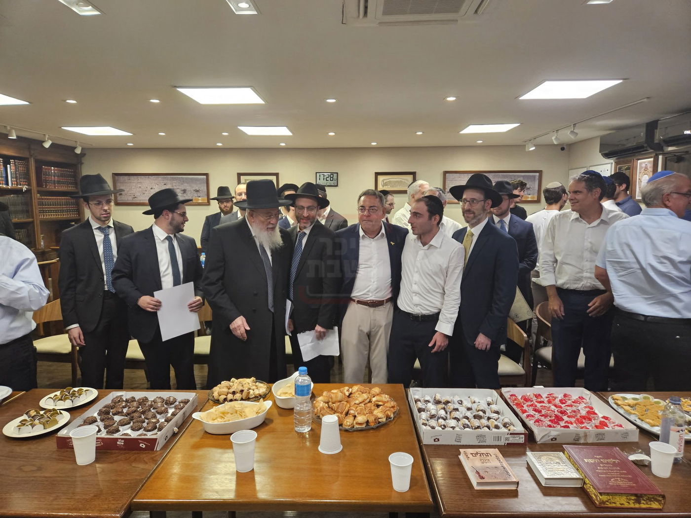 "קרב המרפקים" בעצרת | 'זופניק בכיכר' עם כל התמונות, הנייעס והחשיפות של השבוע