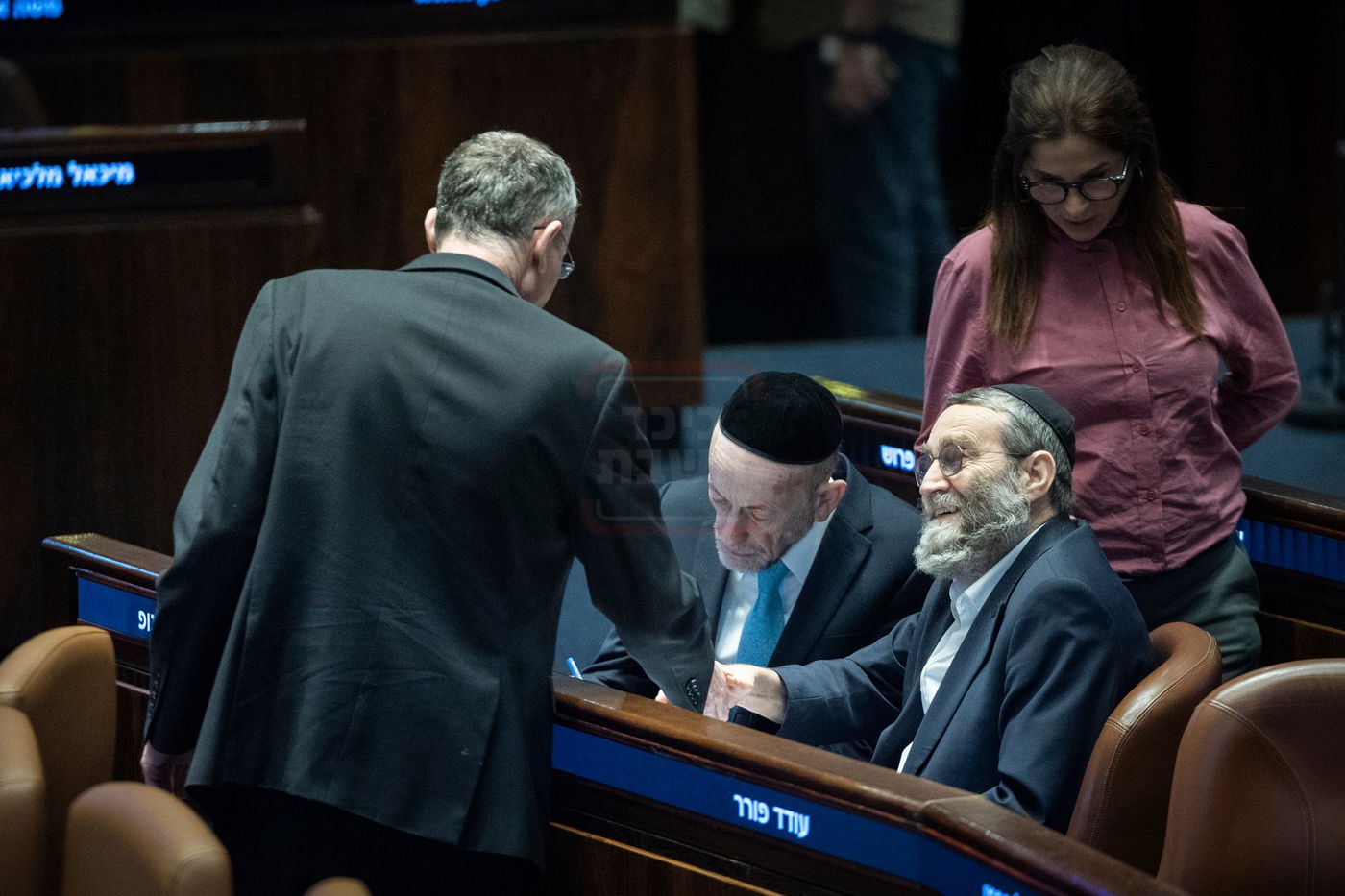 "קרב המרפקים" בעצרת | 'זופניק בכיכר' עם כל התמונות, הנייעס והחשיפות של השבוע