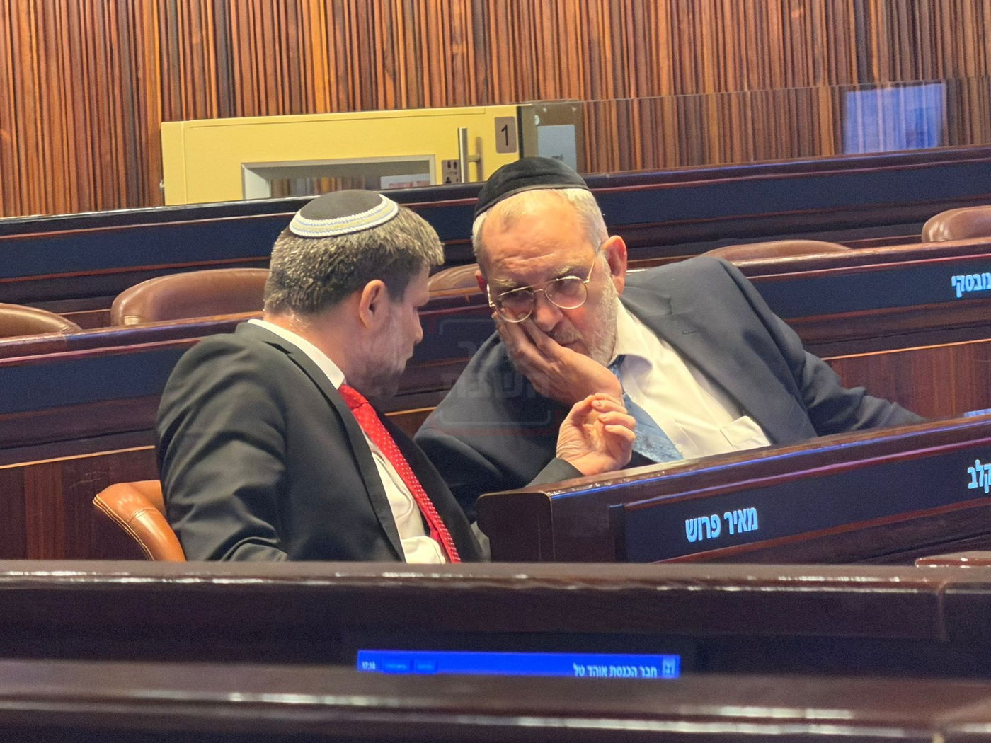 "קרב המרפקים" בעצרת | 'זופניק בכיכר' עם כל התמונות, הנייעס והחשיפות של השבוע