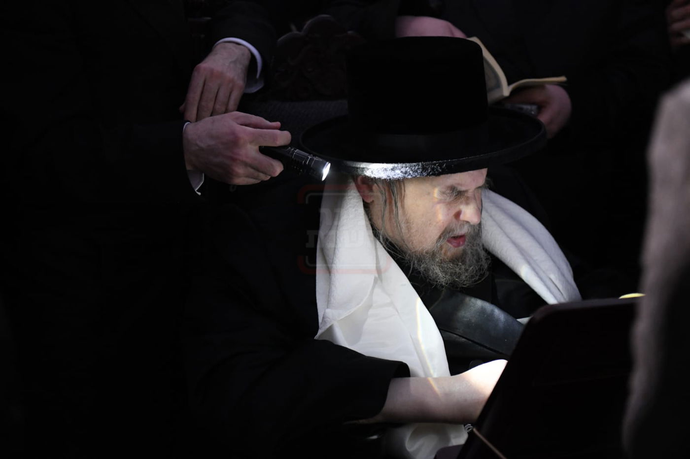 האדמו"ר מבעלזא בתפילה על קבר אמו הרבנית ע"ה