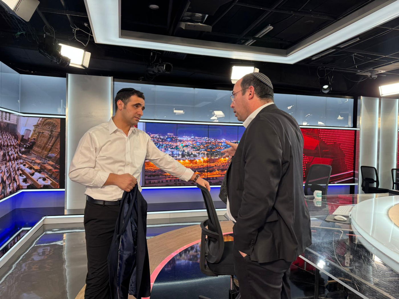 "קרב המרפקים" בעצרת | 'זופניק בכיכר' עם כל התמונות, הנייעס והחשיפות של השבוע