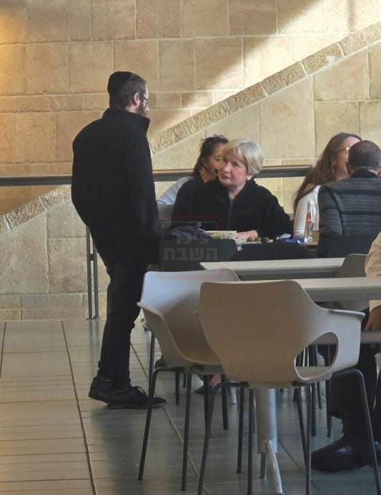 "קרב המרפקים" בעצרת | 'זופניק בכיכר' עם כל התמונות, הנייעס והחשיפות של השבוע