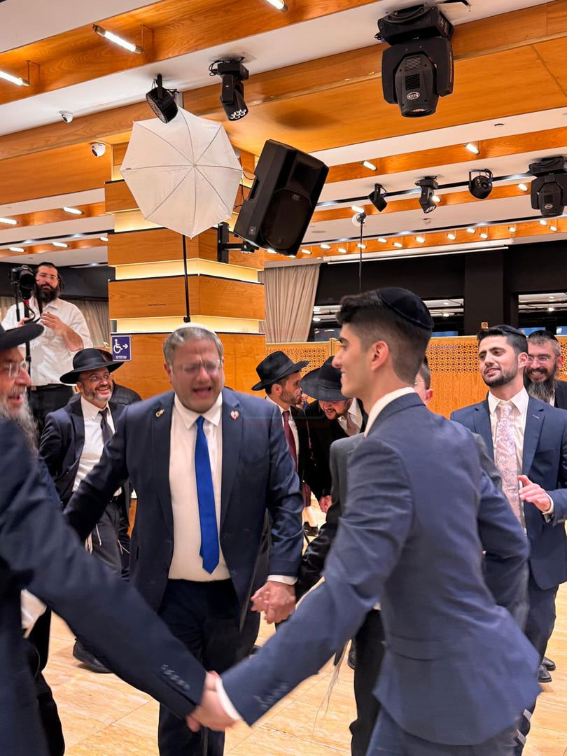 "קרב המרפקים" בעצרת | 'זופניק בכיכר' עם כל התמונות, הנייעס והחשיפות של השבוע