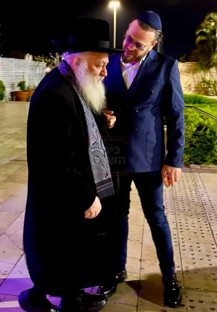 "קרב המרפקים" בעצרת | 'זופניק בכיכר' עם כל התמונות, הנייעס והחשיפות של השבוע