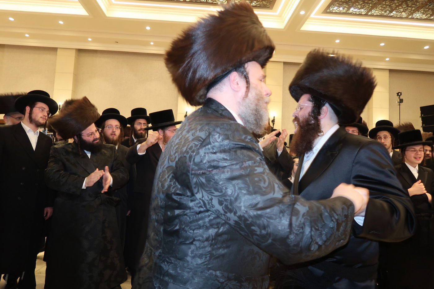 הרה"צ רבי יעקב מרדכי הגר בריקוד עם שוקי מנדל