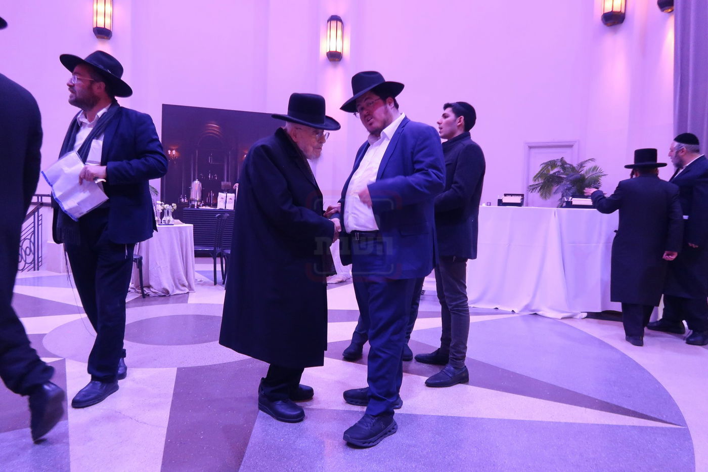 "קרב המרפקים" בעצרת | 'זופניק בכיכר' עם כל התמונות, הנייעס והחשיפות של השבוע