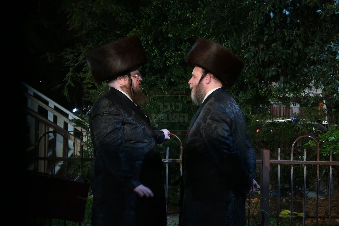 הרה"צ רבי יעקב מרדכי הגר בשיחה עם שכטר