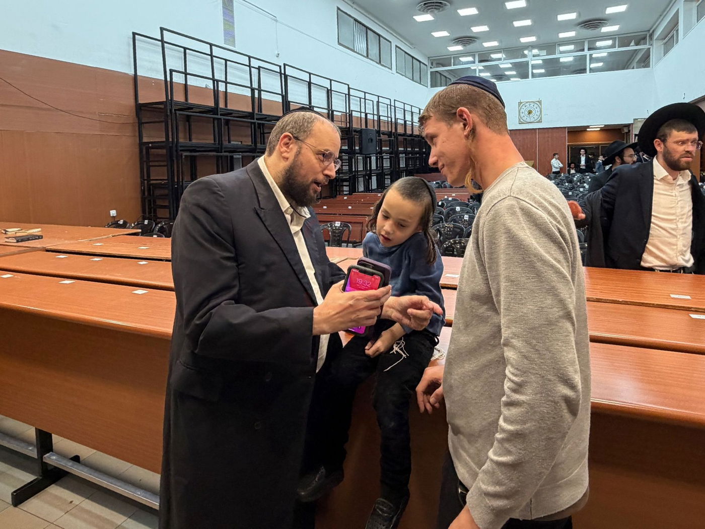 "קרב המרפקים" בעצרת | 'זופניק בכיכר' עם כל התמונות, הנייעס והחשיפות של השבוע