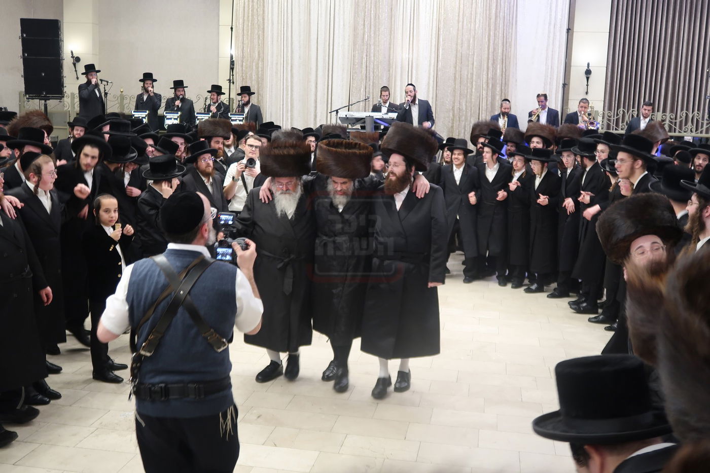 הרה"צ רבי חיים מאיר הגר בריקוד עם שוקי מנדל