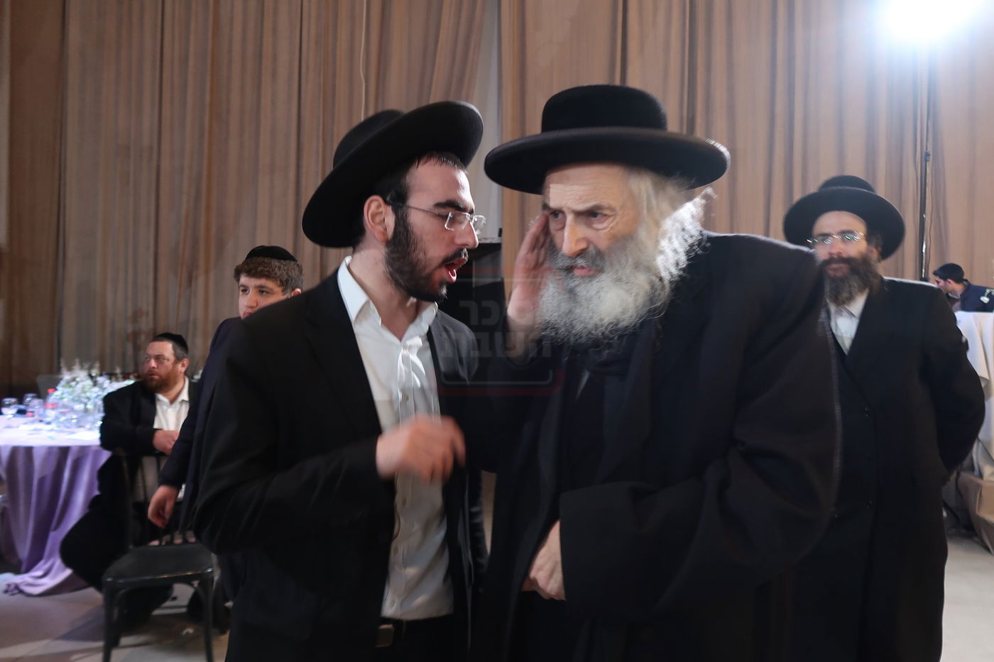 החיד"א וייס מאזין לבחור