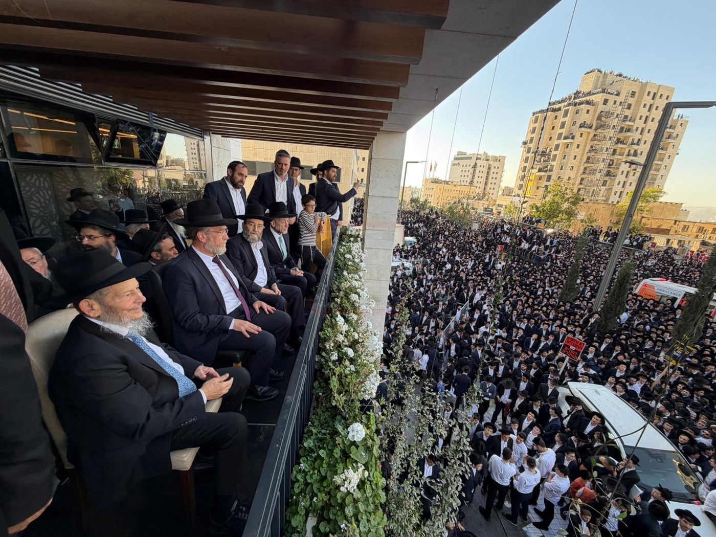 "קרב המרפקים" בעצרת | 'זופניק בכיכר' עם כל התמונות, הנייעס והחשיפות של השבוע