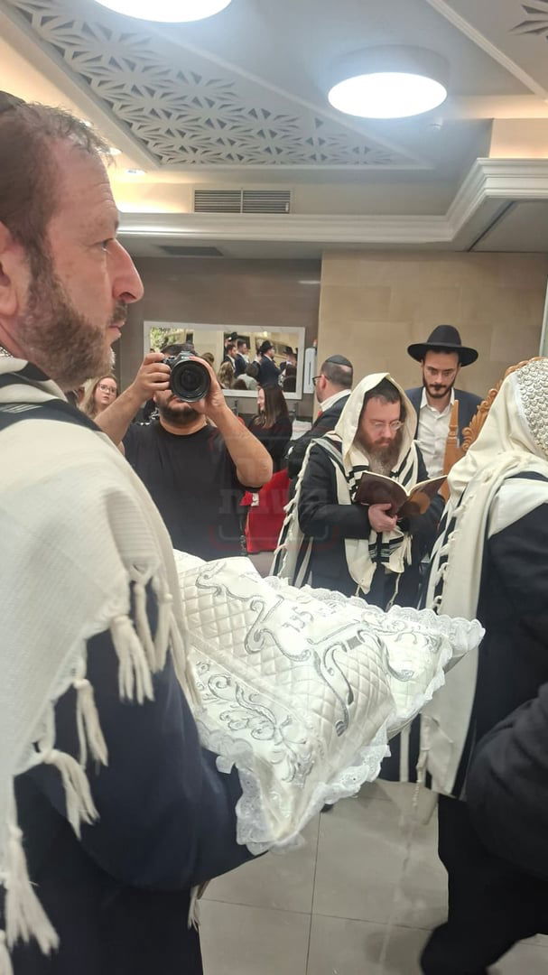 "קרב המרפקים" בעצרת | 'זופניק בכיכר' עם כל התמונות, הנייעס והחשיפות של השבוע