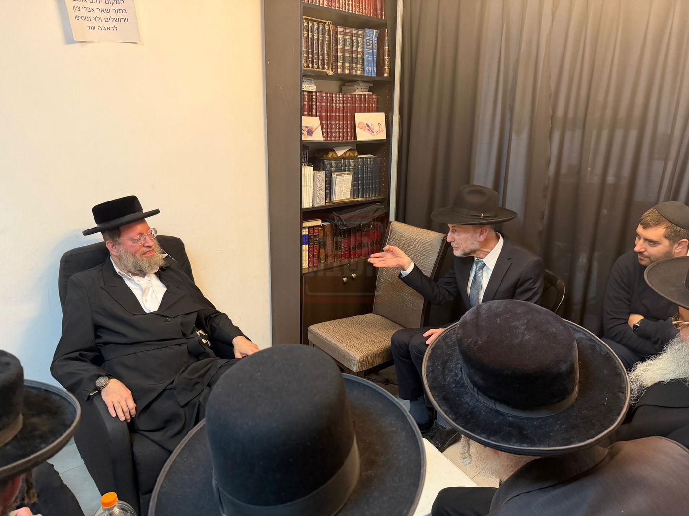 "קרב המרפקים" בעצרת | 'זופניק בכיכר' עם כל התמונות, הנייעס והחשיפות של השבוע