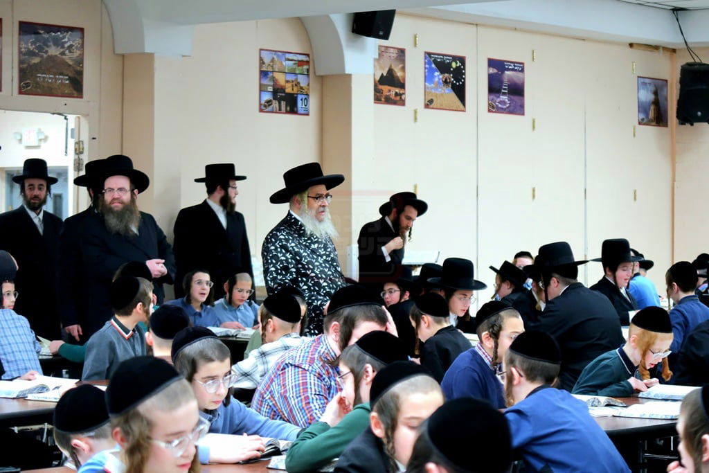 האדמו"ר מסאטמר בביקור בישיבת המתמידים "רץ למשנה" בקרית יואל