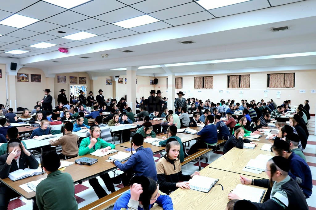 האדמו"ר מסאטמר בביקור בישיבת המתמידים "רץ למשנה" בקרית יואל