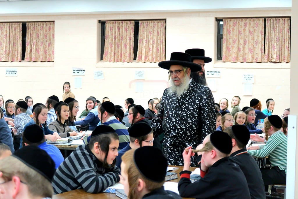 האדמו"ר מסאטמר בביקור בישיבת המתמידים "רץ למשנה" בקרית יואל