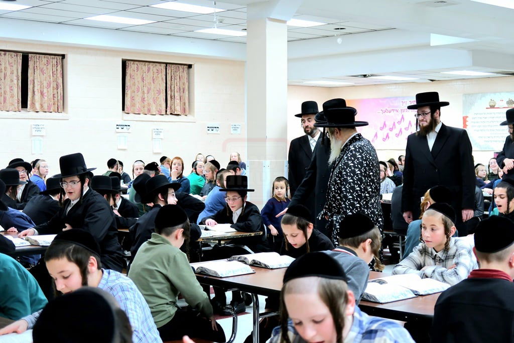 האדמו"ר מסאטמר בביקור בישיבת המתמידים "רץ למשנה" בקרית יואל