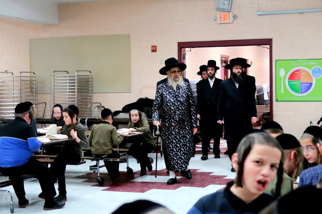 האדמו"ר מסאטמר בביקור בישיבת המתמידים "רץ למשנה" בקרית יואל