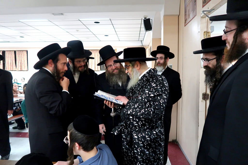 האדמו"ר מסאטמר בביקור בישיבת המתמידים "רץ למשנה" בקרית יואל