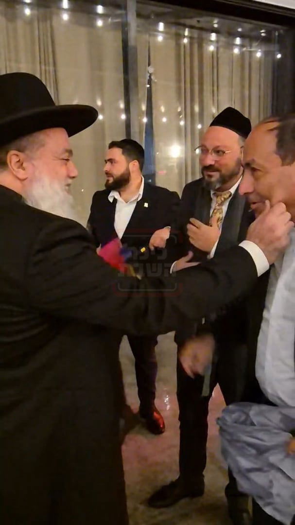 בכיר אמריקאי חסם עיתונאי חרדי | 'זופניק בכיכר' עם כל התמונות, הנייעס והחשיפות של השבוע