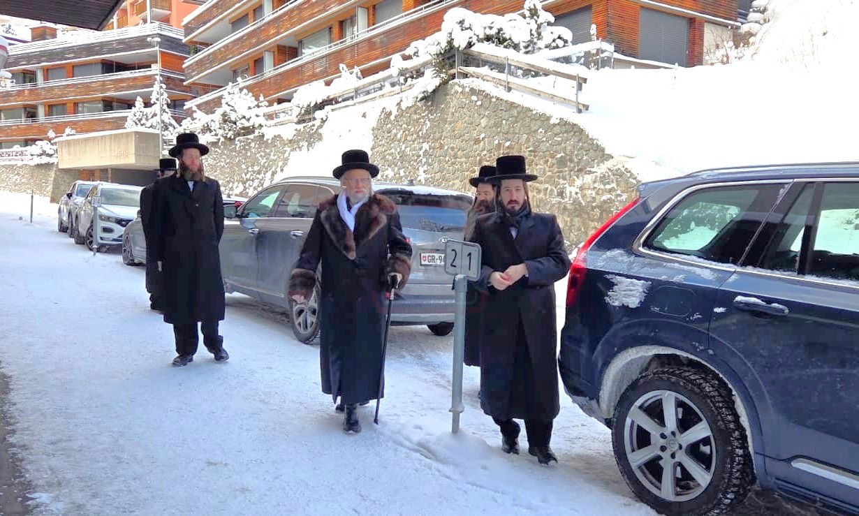 האדמו"ר מסערט ויז'ניץ בנאות דשא בשווייץ