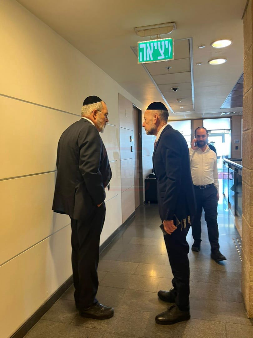 בכיר אמריקאי חסם עיתונאי חרדי | 'זופניק בכיכר' עם כל התמונות, הנייעס והחשיפות של השבוע