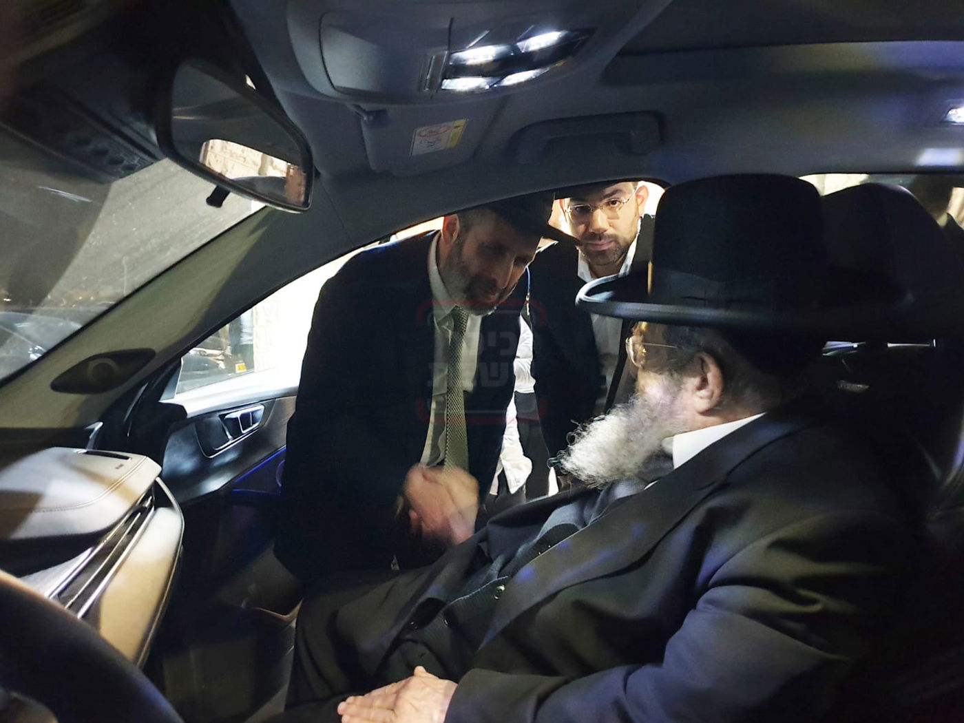 בכיר אמריקאי חסם עיתונאי חרדי | 'זופניק בכיכר' עם כל התמונות, הנייעס והחשיפות של השבוע