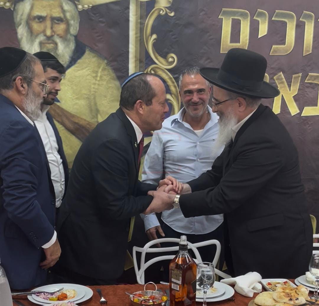 בכיר אמריקאי חסם עיתונאי חרדי | 'זופניק בכיכר' עם כל התמונות, הנייעס והחשיפות של השבוע