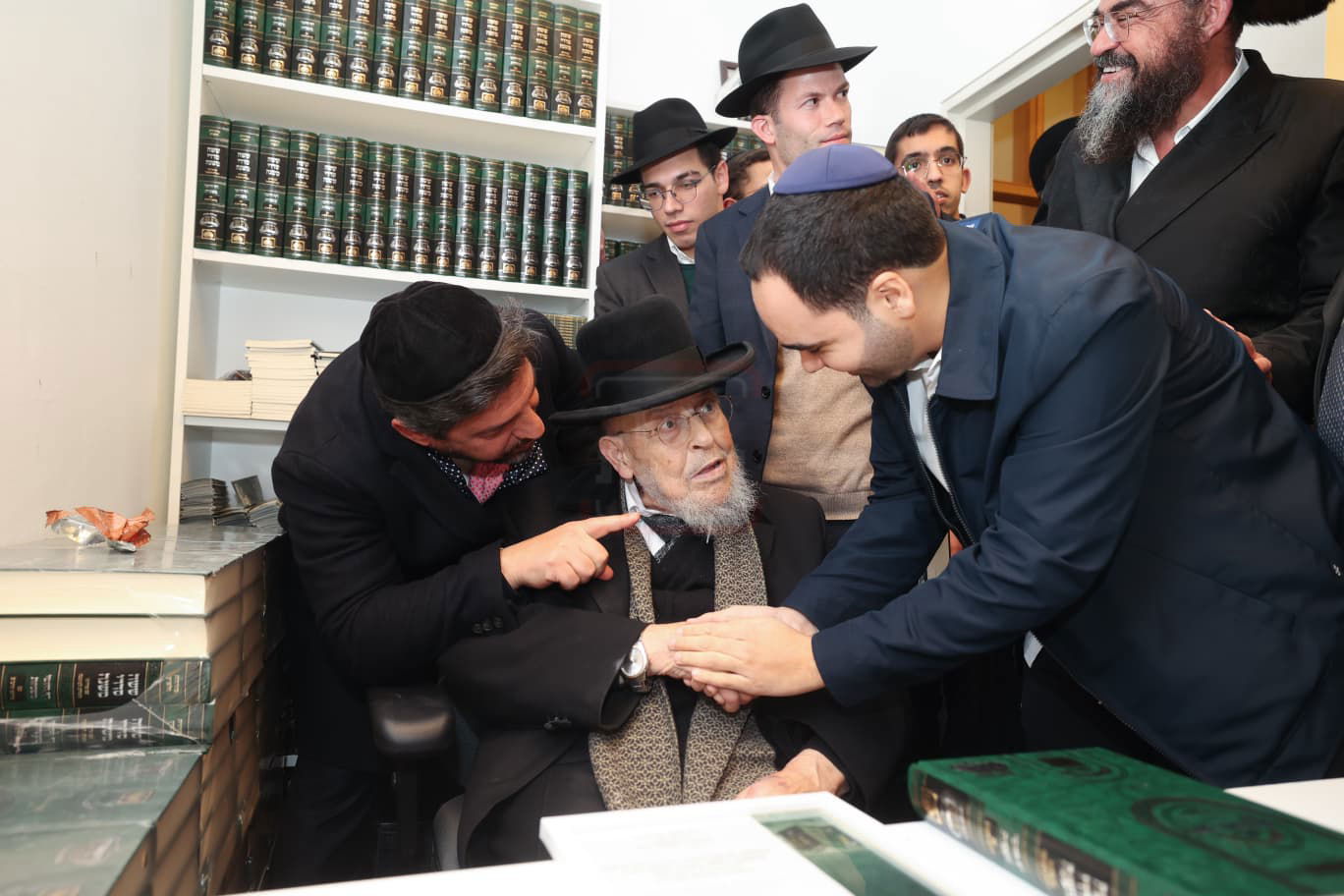 בכיר אמריקאי חסם עיתונאי חרדי | 'זופניק בכיכר' עם כל התמונות, הנייעס והחשיפות של השבוע