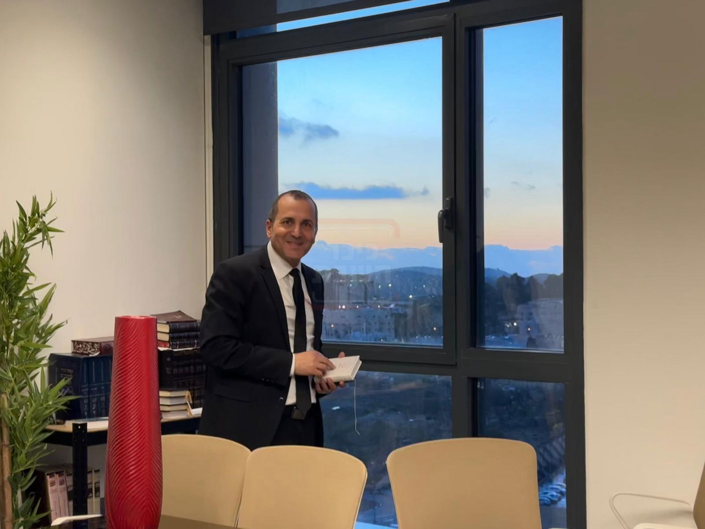 בכיר אמריקאי חסם עיתונאי חרדי | 'זופניק בכיכר' עם כל התמונות, הנייעס והחשיפות של השבוע