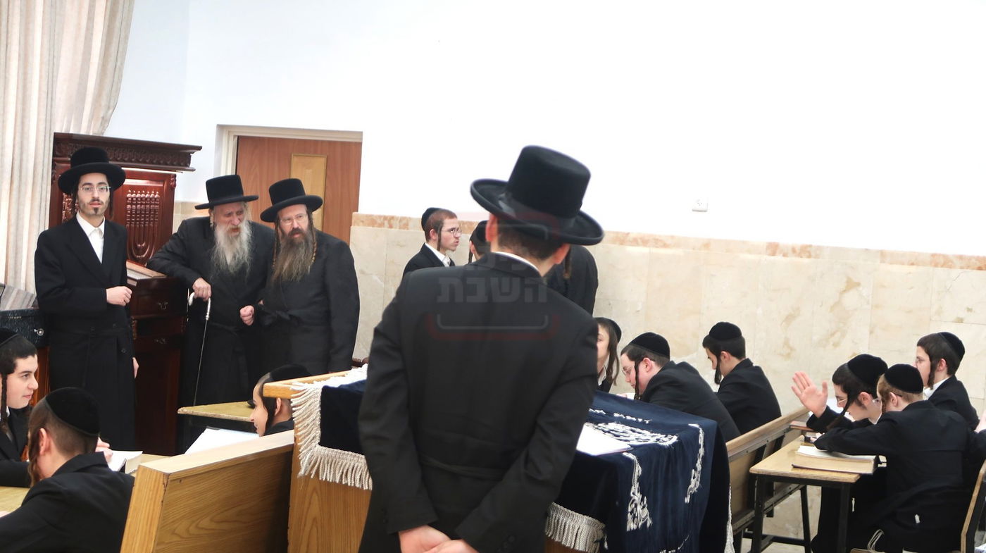 האדמו"ר מטשארנוביל בסיור בהיכל ישיבתו