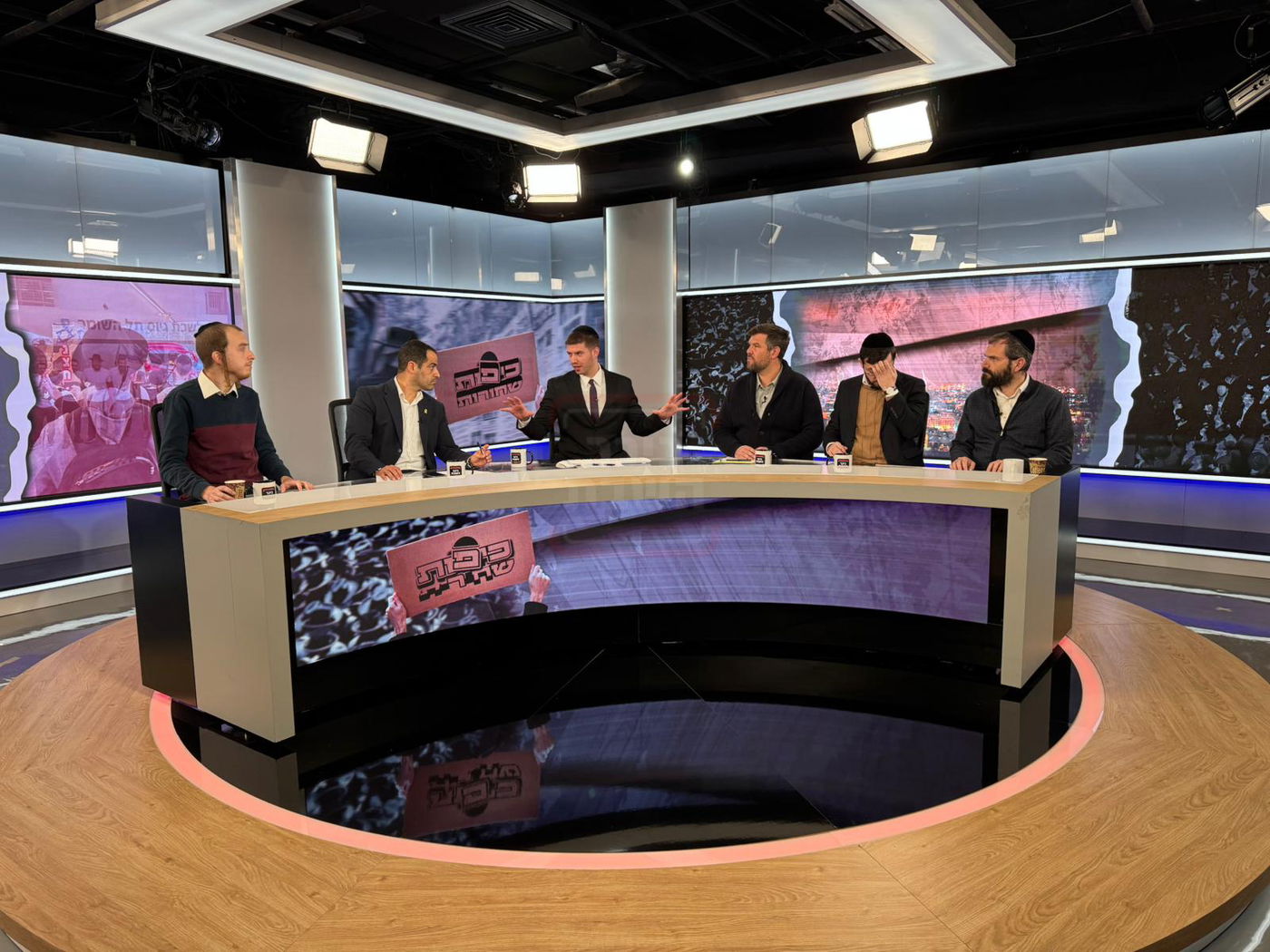 בכיר אמריקאי חסם עיתונאי חרדי | 'זופניק בכיכר' עם כל התמונות, הנייעס והחשיפות של השבוע