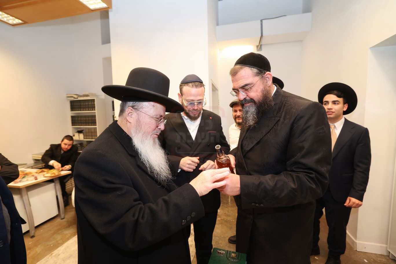 בכיר אמריקאי חסם עיתונאי חרדי | 'זופניק בכיכר' עם כל התמונות, הנייעס והחשיפות של השבוע