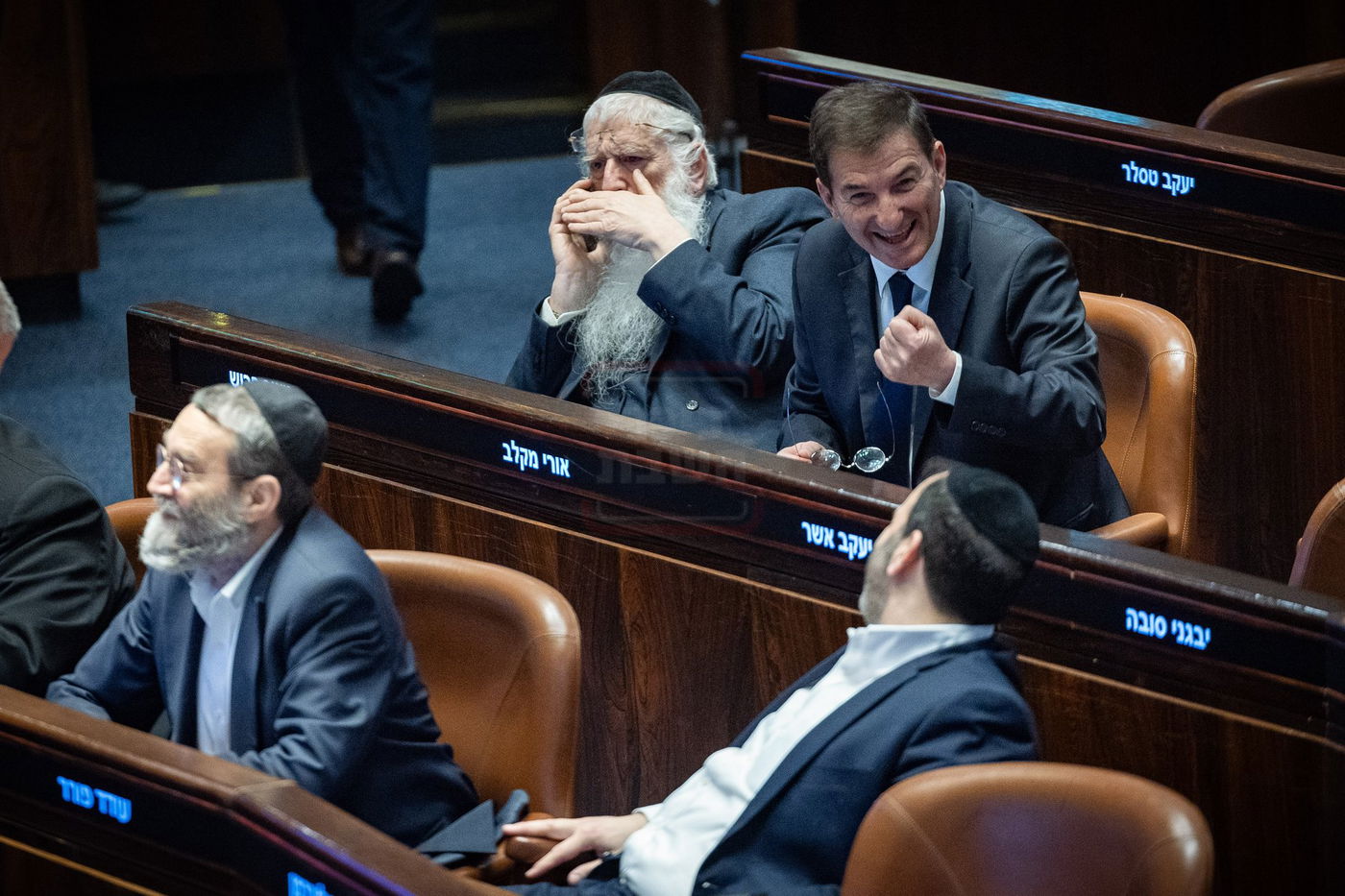 בכיר אמריקאי חסם עיתונאי חרדי | 'זופניק בכיכר' עם כל התמונות, הנייעס והחשיפות של השבוע