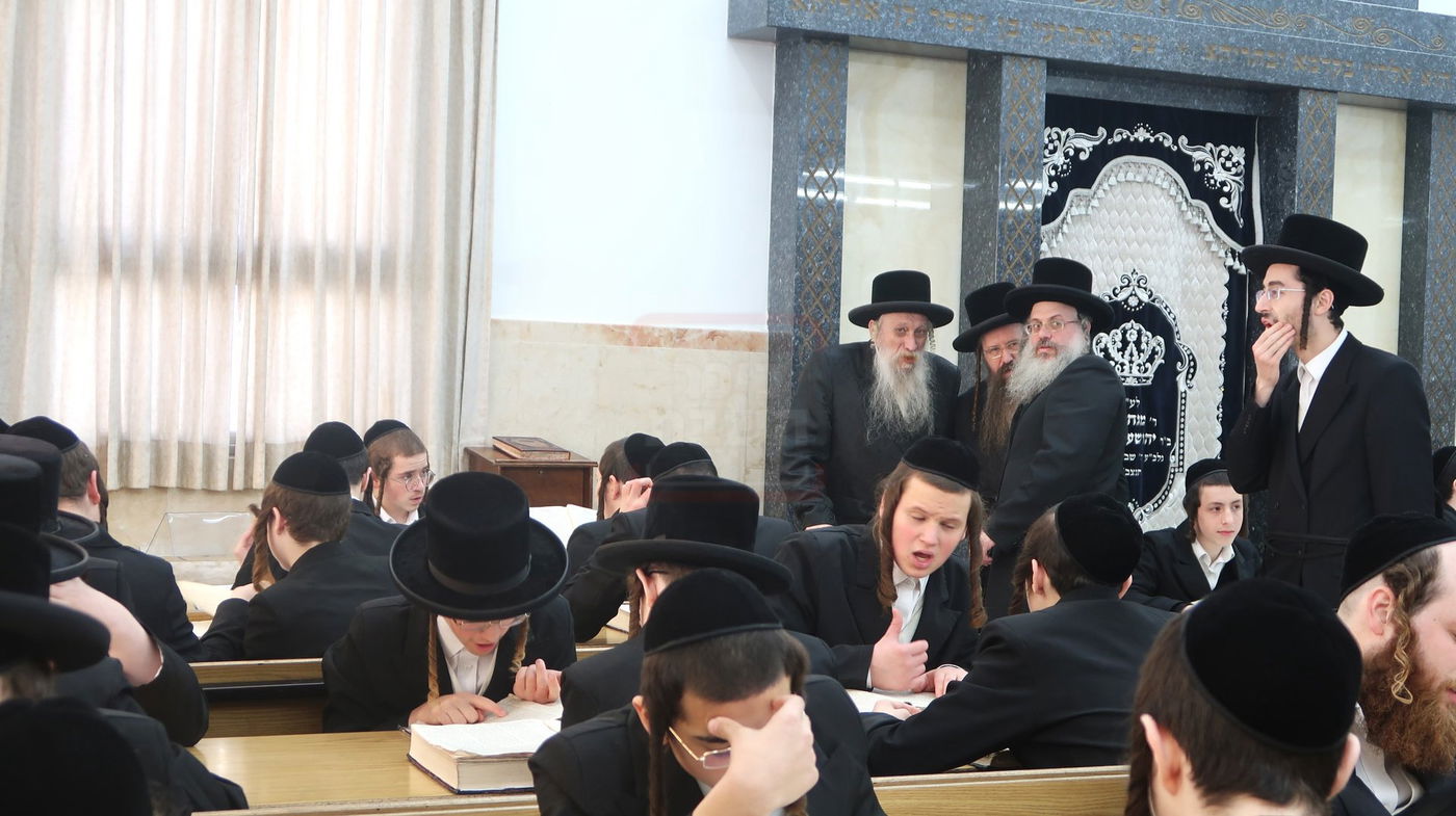 האדמו"ר מטשארנוביל בסיור בהיכל ישיבתו