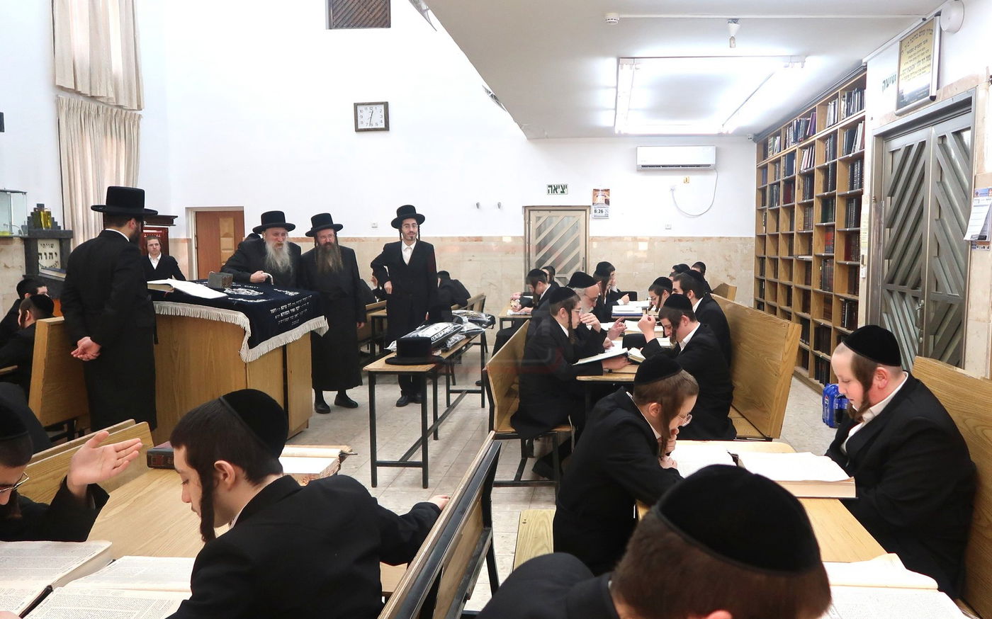 האדמו"ר מטשארנוביל בסיור בהיכל ישיבתו