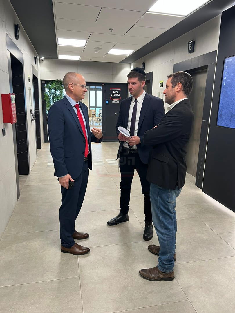 בכיר אמריקאי חסם עיתונאי חרדי | 'זופניק בכיכר' עם כל התמונות, הנייעס והחשיפות של השבוע