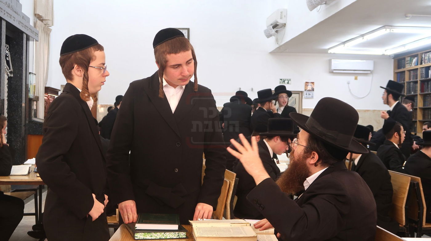 האדמו"ר מטשארנוביל בסיור בהיכל ישיבתו