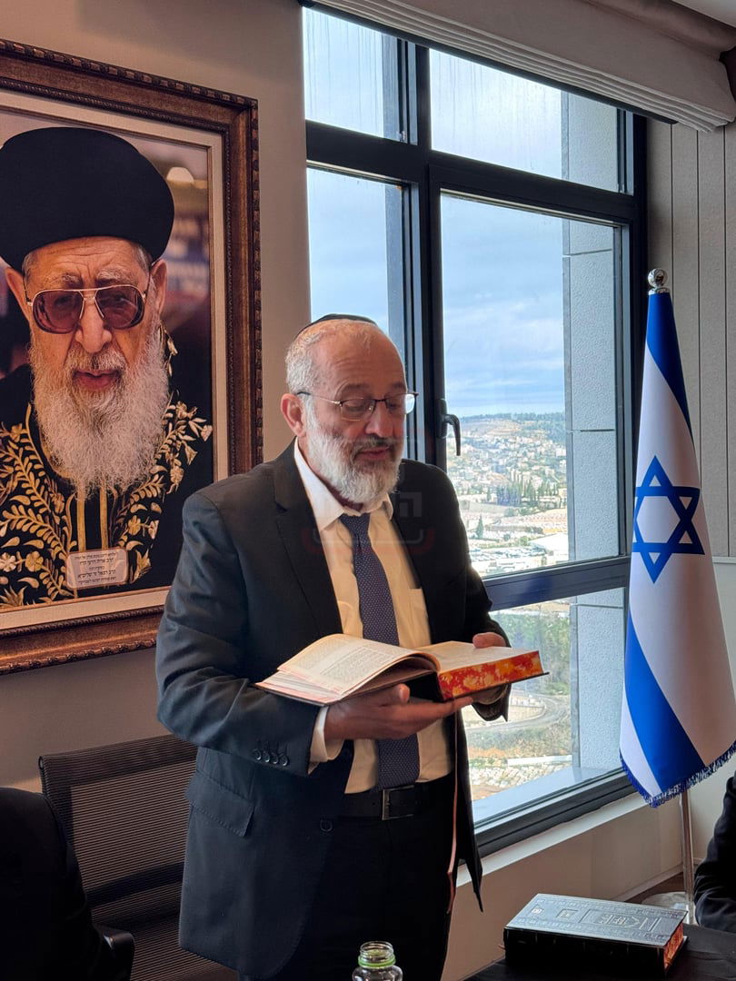 בכיר אמריקאי חסם עיתונאי חרדי | 'זופניק בכיכר' עם כל התמונות, הנייעס והחשיפות של השבוע