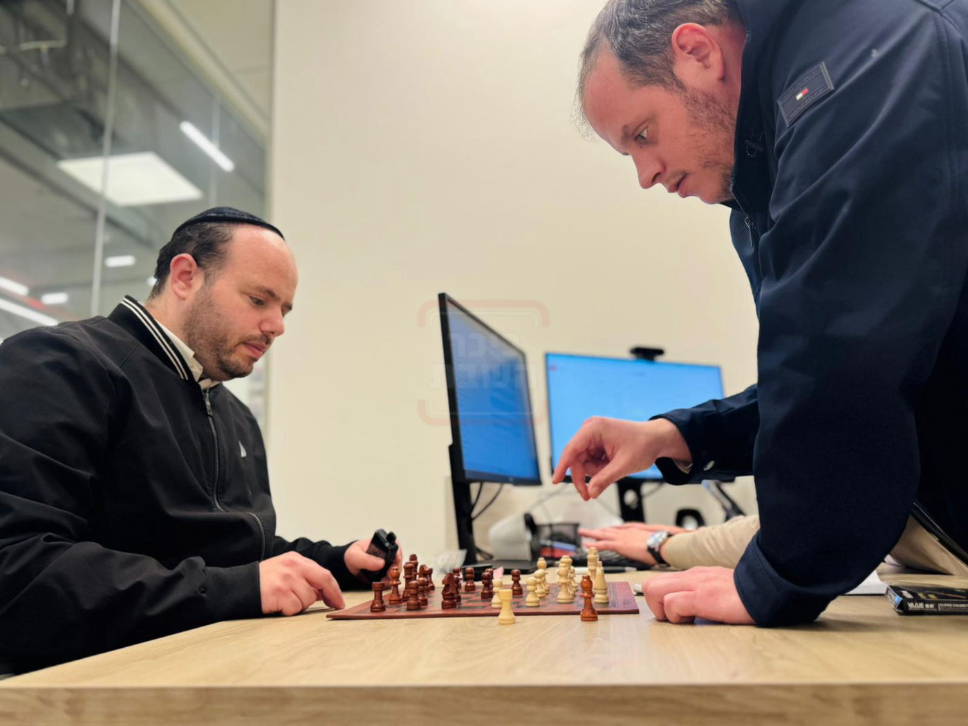 בכיר אמריקאי חסם עיתונאי חרדי | 'זופניק בכיכר' עם כל התמונות, הנייעס והחשיפות של השבוע