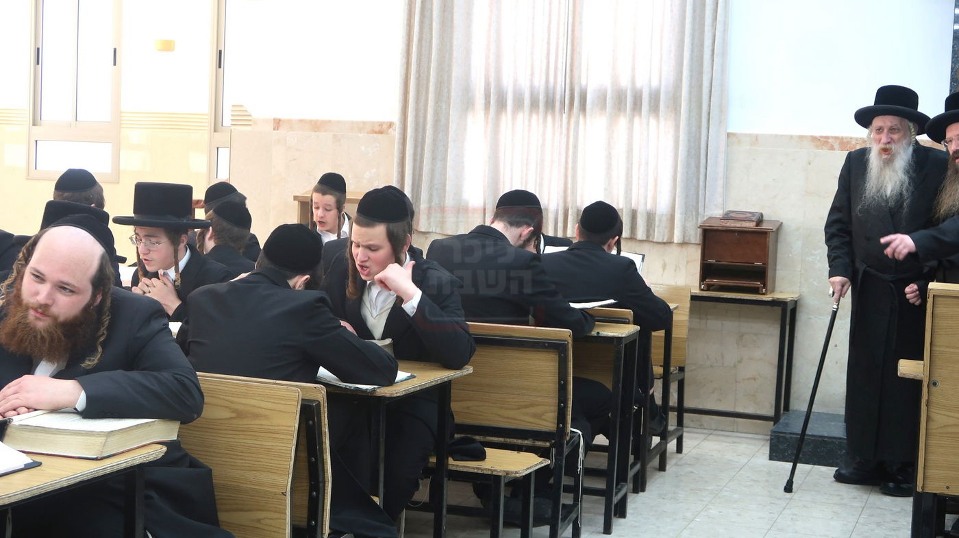 האדמו"ר מטשארנוביל בסיור בהיכל ישיבתו