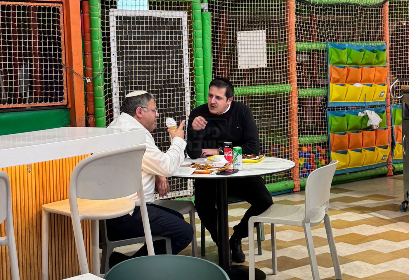 בכיר אמריקאי חסם עיתונאי חרדי | 'זופניק בכיכר' עם כל התמונות, הנייעס והחשיפות של השבוע