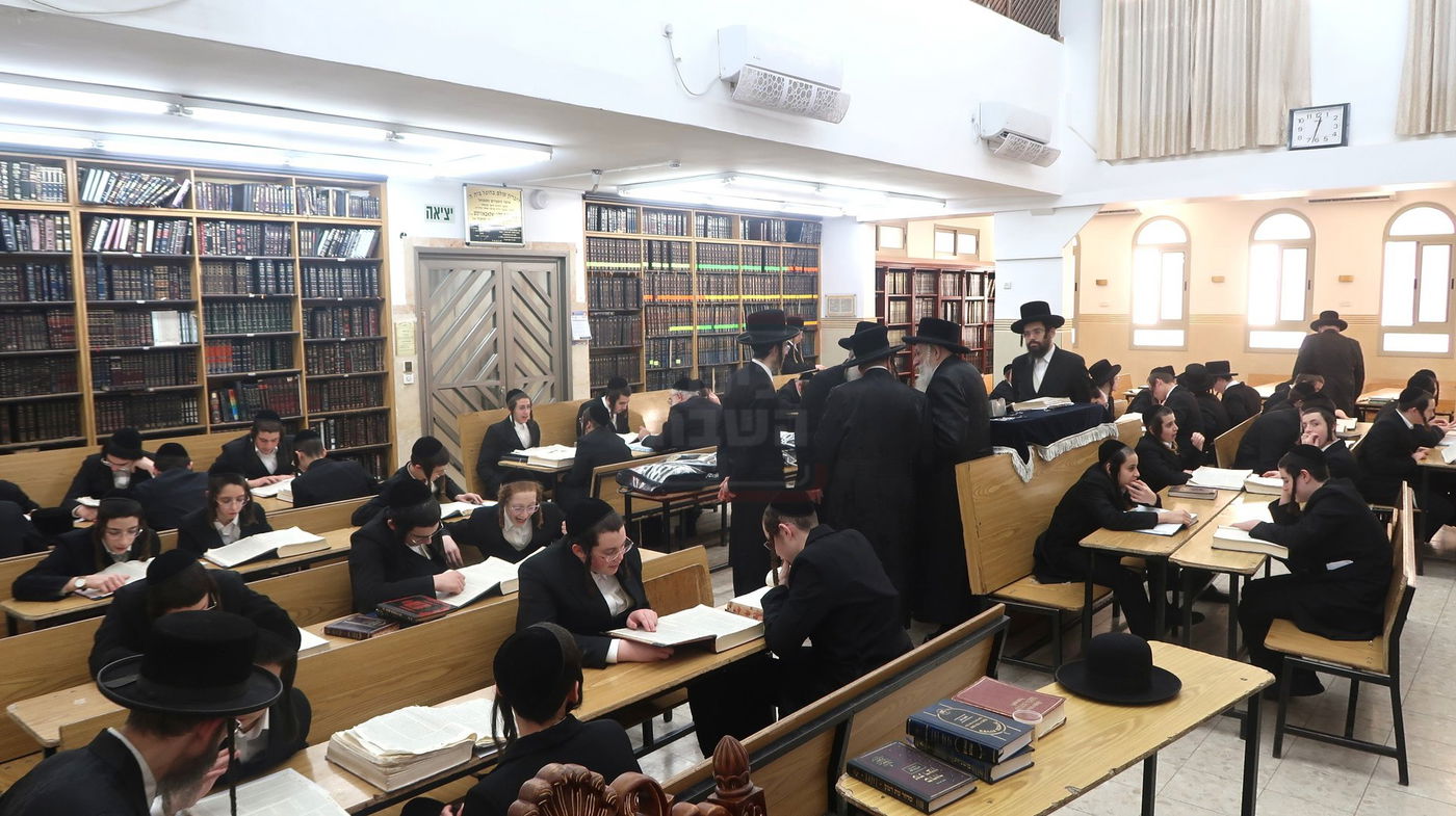 האדמו"ר מטשארנוביל בסיור בהיכל ישיבתו