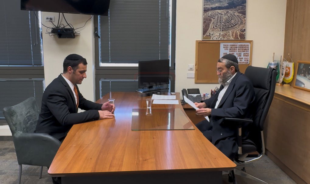 בכיר אמריקאי חסם עיתונאי חרדי | 'זופניק בכיכר' עם כל התמונות, הנייעס והחשיפות של השבוע