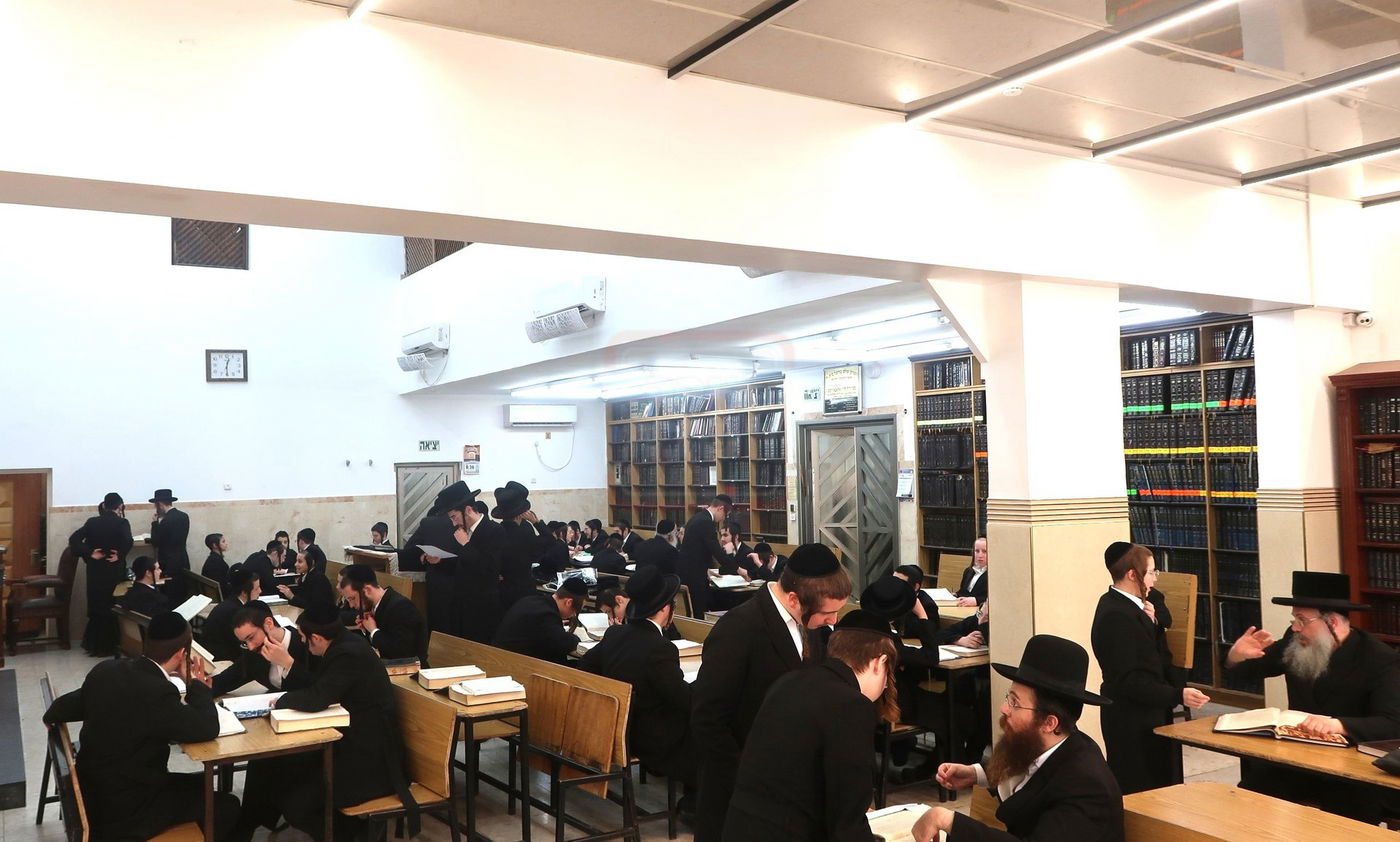 האדמו"ר מטשארנוביל בסיור בהיכל ישיבתו